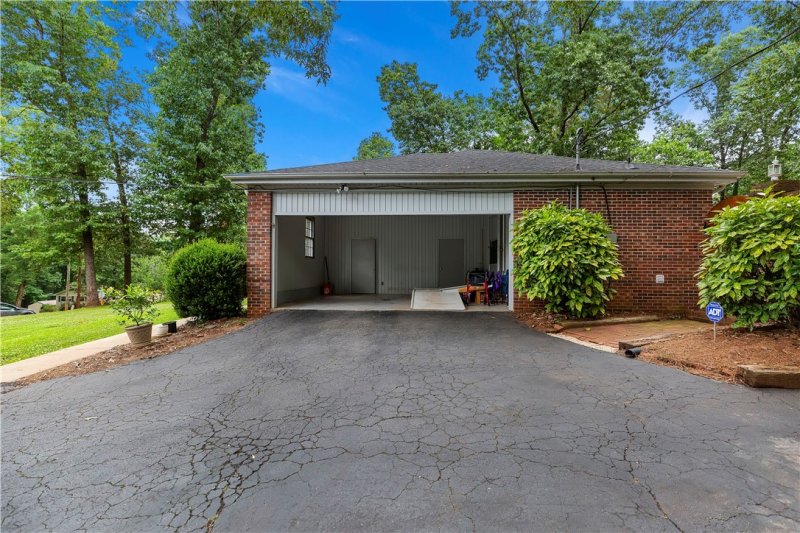 Property image 3 at 204 Sourwood Drive, Seneca, SC 29678