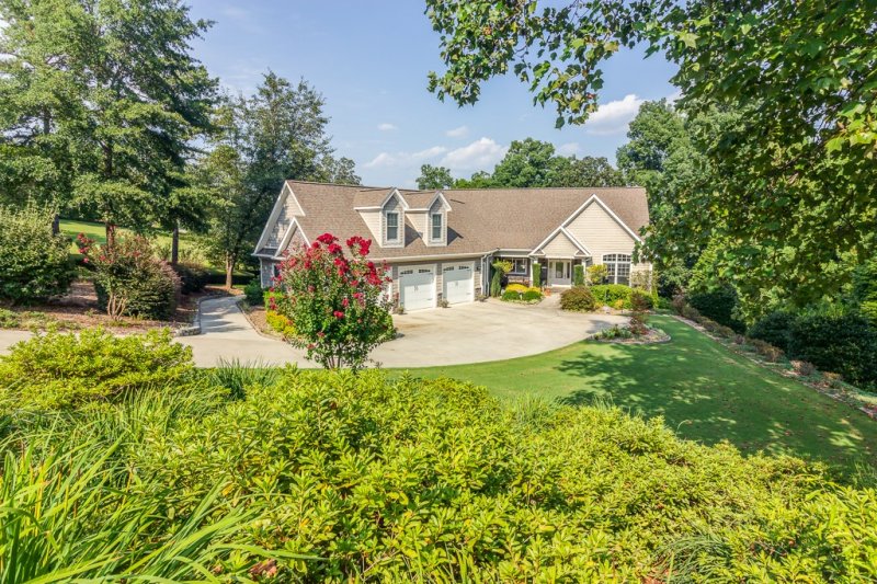 Property image 3 at 220 Winding Oaks Drive, Seneca, SC 29672