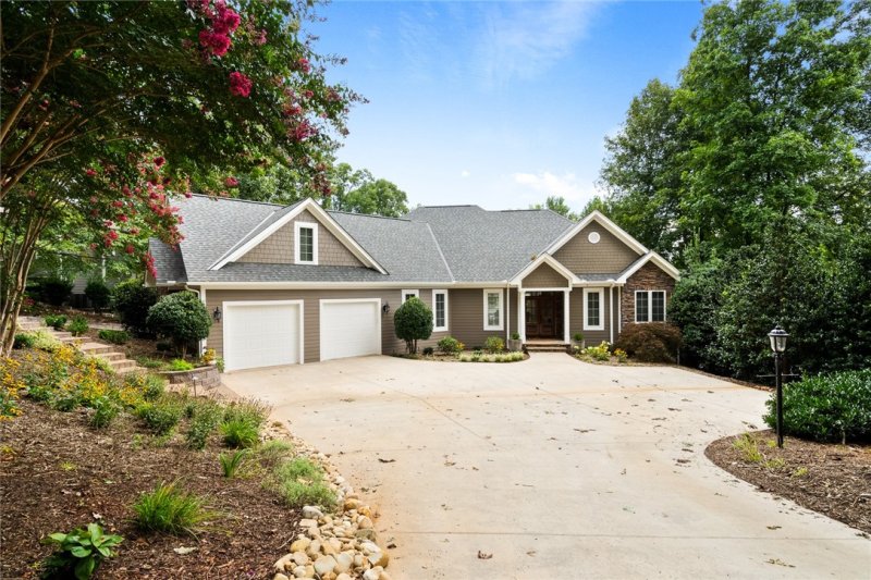 Property image 2 at 226 Hillview Drive, Seneca, SC 29672