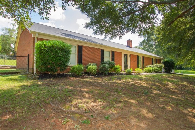 Property image 3 at 200 Lakewood Drive, Anderson, SC 29621