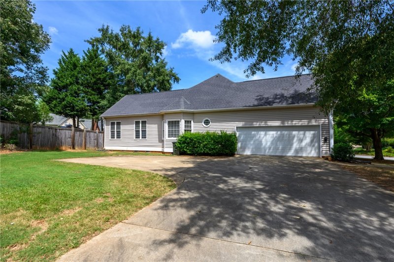 Property image 2 at 102 Amberly Court, Easley, SC 29642