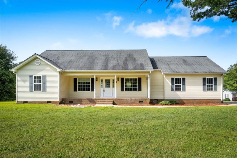 Property image 2 at 1 Beaver Brook Court, Taylors, SC 29687