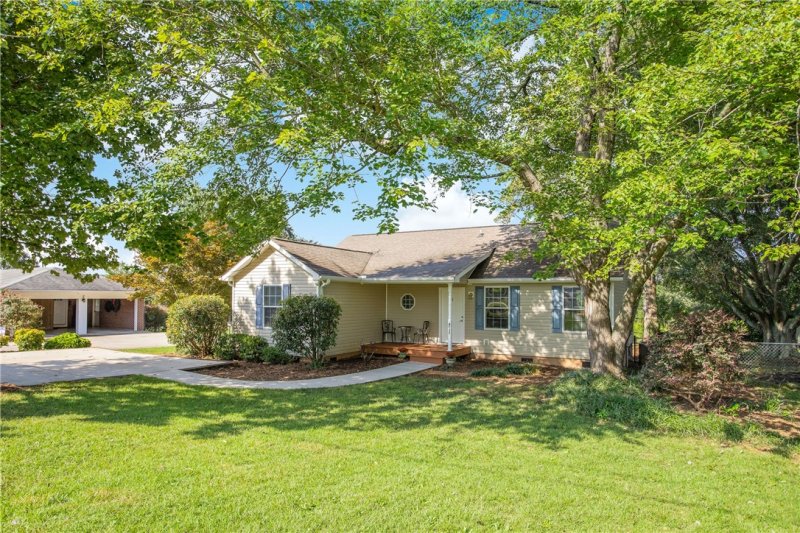 Property image 2 at 4033 Brookfield Drive, Seneca, SC 29672