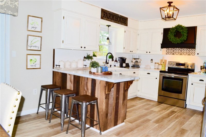 Property image 2 at 1135 Briarwood Drive, Seneca, SC 29672