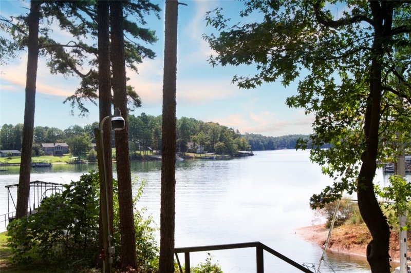 Property image 2 at 104 Cove Drive, Fair Play, SC 29643