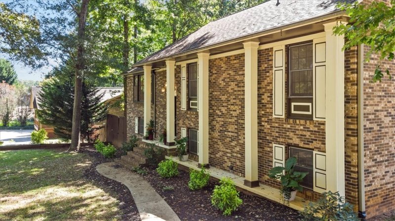 Property image 2 at 8006 Longshore Avenue, Seneca, SC 29672